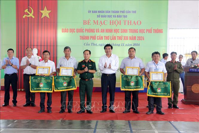 Ban tổ chức trao giải Khuyến khích toàn đoàn. Ảnh: Trung Kiên - TTXVN