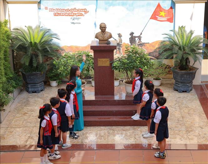Tiếp nối truyền thống vẻ vang, Trường xác định rõ sứ mệnh là xây dựng môi trường học tập nề nếp, kỷ cương, thân thiện để mỗi học sinh phát triển tối đa năng lực của bản thân, có kỹ năng sống, có khát vọng vươn lên. Ảnh: Thanh Tùng - TTXVN 