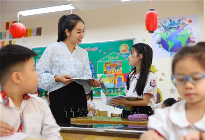 Trường hiện có 4 nhà giáo ưu tú, 2 giáo viên dạy giỏi cấp Quốc gia, 20 giáo viên dạy giỏi cấp Thành phố, 39 giáo viên dạy giỏi cấp Quận. Ảnh: Thanh Tùng - TTXVN 