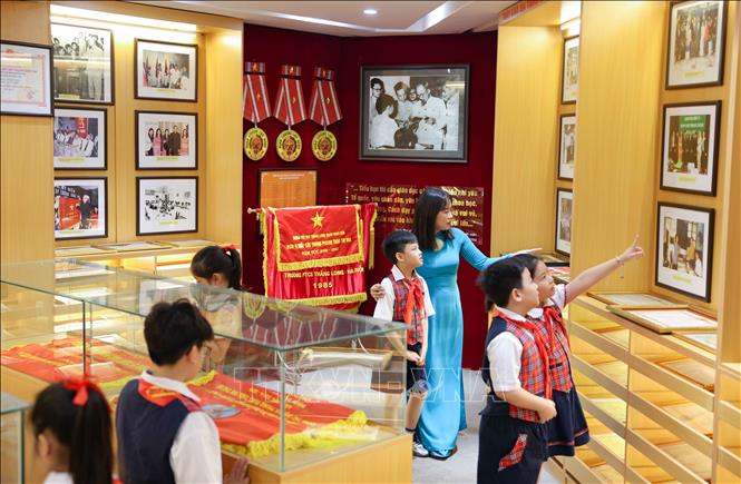 Tiếp nối truyền thống vẻ vang, Trường xác định rõ sứ mệnh là xây dựng môi trường học tập nề nếp, kỷ cương, thân thiện để mỗi học sinh phát triển tối đa năng lực của bản thân, có kỹ năng sống. Ảnh: Thanh Tùng - TTXVN 