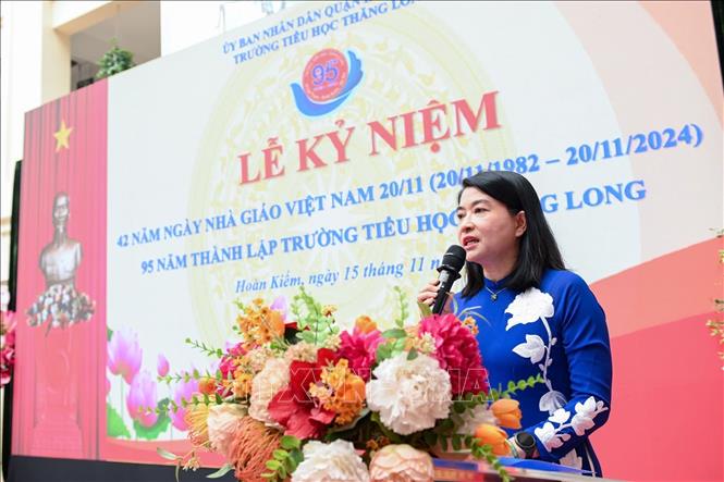 Nhà giáo Nguyễn Thị Bình Minh, Hiệu trưởng nhà trường ôn lại truyền thống 95 năm trong lễ kỷ niệm (sáng 15/11/2024). Ảnh: Thanh Tùng - TTXVN 