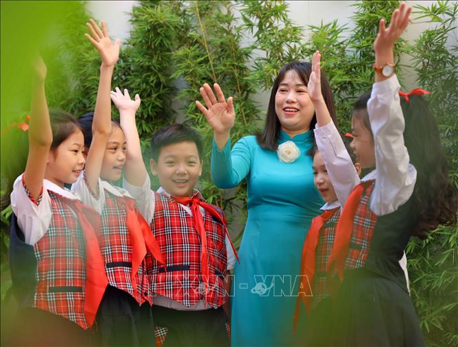 Trong xu thế hội nhập toàn cầu hóa giáo dục hiện nay, trường Tiểu học Thăng Long luôn tiên phong về mọi mặt, đặc biệt Ban giám hiệu chú trọng xây dựng đội ngũ cán bộ, giáo viên vững tư tưởng, giỏi chuyên môn. Ảnh: Thanh Tùng - TTXVN 