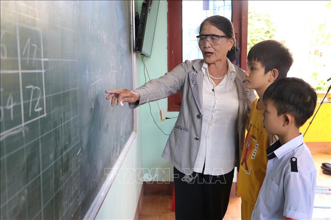 Cô Trương Thị Thu Cúc, xã Hành Minh, huyện Nghĩa Hành, giảng bài cho học sinh. Ảnh: Đinh Hương - TTXVN