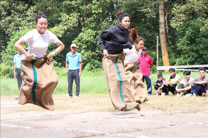 Người dân thi nhảy bao bố. Ảnh: Thanh Hòa - TTXVN