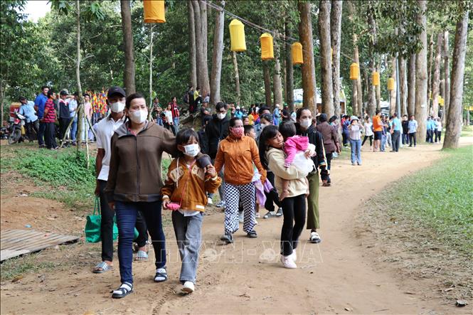 Đồng bào Khmer và du khách về Khu di tích Văn hoá - Du lịch Ao Bà Om vui lễ hội Ok Om Bok. Ảnh: Thanh Hòa - TTXVN