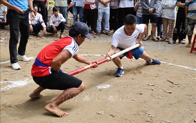 Người dân thi đấu môn đẩy gậy tại lễ hội. Ảnh: Thanh Hòa - TTXVN