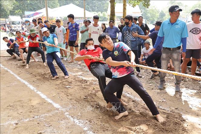 Người dân tham gia trò chơi kéo co tại lễ hội. Ảnh: Thanh Hòa - TTXVN
