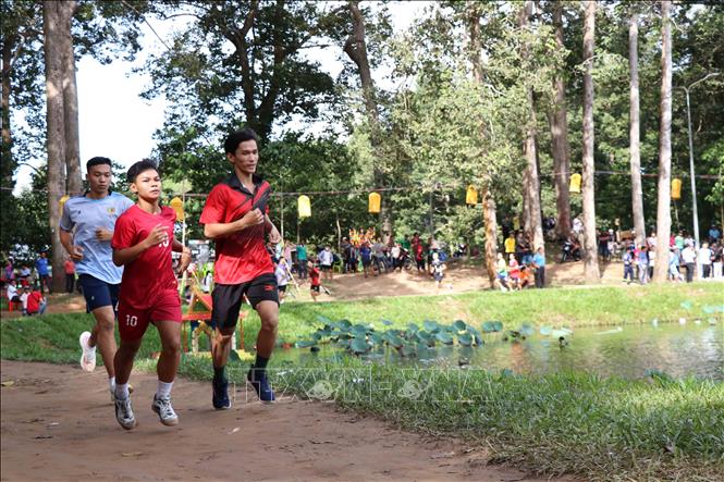Người dân tham gia chạy Việt dã quanh Ao Bà Om. Ảnh: Thanh Hòa - TTXVN