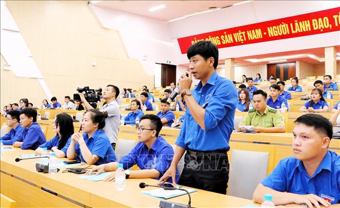 Đoàn viên, thanh niên đối thoại với lãnh đạo tỉnh Bình Phước về xây dựng và bảo tồn bản sắc văn hóa, con người Bình Phước, đáp ứng yêu cầu phát triển toàn diện, bền vững. Ảnh: Nhật Bình - TTXVN