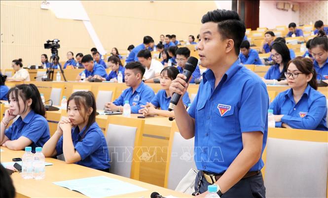 Đoàn viên, thanh niên đối thoại với lãnh đạo tỉnh Bình Phước về xây dựng và bảo tồn bản sắc văn hóa, con người Bình Phước, đáp ứng yêu cầu phát triển toàn diện, bền vững. Ảnh: Nhật Bình - TTXVN