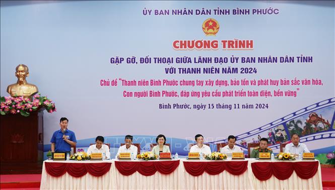 Lãnh đạo tỉnh Bình Phước trao đổi, đối thoại với thanh niên. Ảnh: Nhật Bình - TTXVN