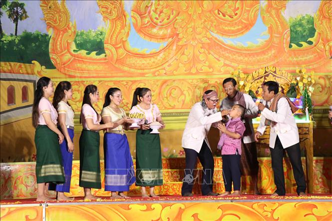 Lễ cúng trăng theo nghi thức truyền thống của đồng bào Khmer được các nghệ sĩ tái hiện trên sân khấu. Ảnh: Thanh Hòa - TTXVN