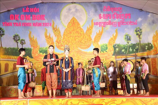 Trang phục tuyền thống Khmer Nam bộ do Trường Đại học Trà Vinh biểu diễn. Ảnh: Thanh Hòa- TTXVN
