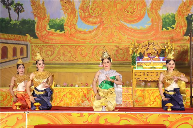 Tiết mục múa cổ điển Khmer “Chúc mừng” do Đoàn Nghệ thuật Khmer Ánh Bình Minh biểu diễn. Ảnh: Thanh Hòa- TTXVN