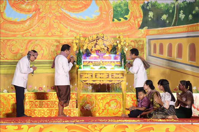 Lễ cúng trăng theo nghi thức truyền thống của đồng bào Khmer được các nghệ sĩ tái hiện trên sân khấu. Ảnh: Thanh Hòa- TTXVN