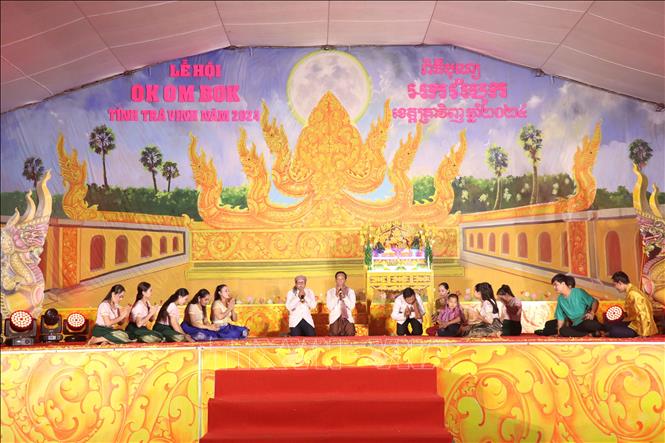 Lễ cúng trăng theo nghi thức truyền thống của đồng bào Khmer được các nghệ sĩ tái hiện trên sân khấu. Ảnh: Thanh Hòa- TTXVN