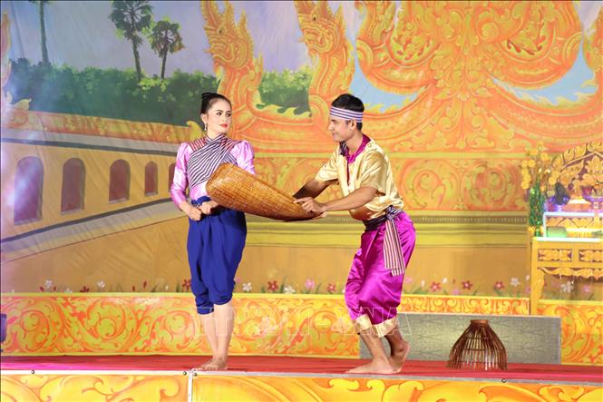 Tiết mục múa dân gian Khmer “Sà-neng” do Đoàn Nghệ thuật Khmer Ánh Bình Minh biểu diễn. Ảnh: Thanh Hòa- TTXVN