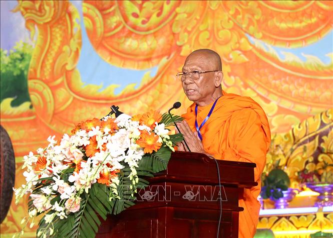 Hòa thượng Thạch Sok Xane, Phó Chủ tịch Hội đồng Trị sự Giáo hội Phật giáo Việt Nam, Chủ tịch Hội Đoàn kết sư sãi yêu nước tỉnh Trà Vinh phát biểu tại đêm lễ. Ảnh: Thanh Hòa- TTXVN
