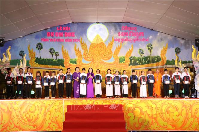 Hội Khuyến học tỉnh Trà Vinh,Sở Lao động- Thương binh và Xã hội tỉnh và Hòa thượng Thạch Sok Xane, Phó Chủ tịch Hội đồng Trị sự Giáo hội Phật giáo Việt Nam, Chủ tịch Hội Đoàn kết sư sãi yêu nước tỉnh Trà trao tặng quà cho học sinh vượt khó học giỏi. Ảnh: Thanh Hòa- TTXVN