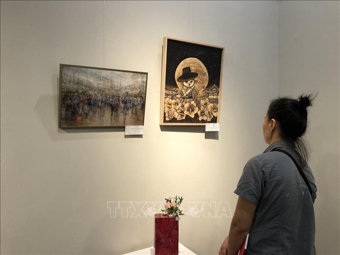 Khách tham quan triển lãm giao lưu văn hóa nghệ thuật Hàn Quốc – Việt Nam. Ảnh: Phương Lan - TTXVN 