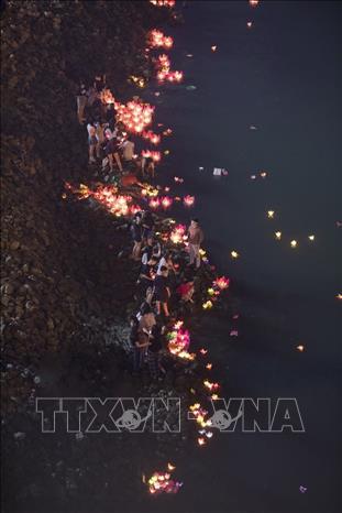 Quang cảnh dòng sông Đà chạy giữa thành phố Hòa Bình đẹp lung linh khi có những chiếc đèn hoa đăng trên sông. Ảnh: Trọng Đạt-TTXVN