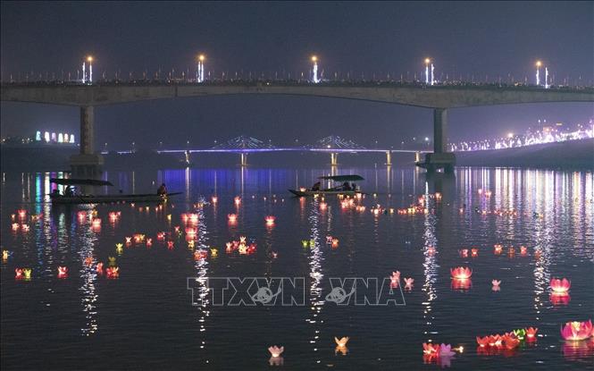 Quang cảnh dòng sông Đà chạy giữa thành phố Hòa Bình đẹp lung linh khi có những chiếc đèn hoa đăng trên sông. Ảnh: Trọng Đạt-TTXVN