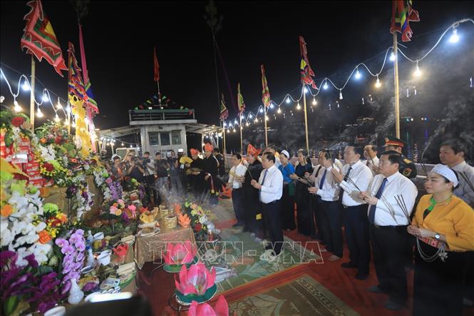 Các đại biểu thắp hương trong buổi lễ. Ảnh: Trọng Đạt-TTXVN