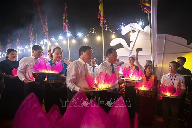 Các đại biểu thực hiện nghi thức thả hoa đăng trong buổi lễ. Ảnh: Trọng Đạt-TTXVN