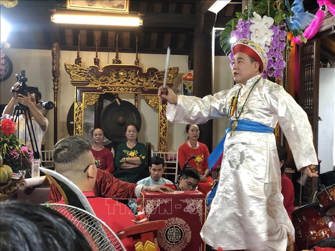 Nghệ nhân Nguyễn Văn Dương (Thái Bình) thực hành Tín ngưỡng thờ Mẫu tại đền Thủy Trung Tiên (Hà Nội). Ảnh: Phương Lan - TTXVN 