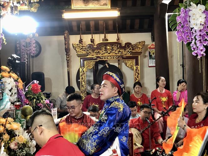Nghệ nhân Nguyễn Văn Dương (Thái Bình) thực hành Tín ngưỡng thờ Mẫu tại đền Thủy Trung Tiên (Hà Nội). Ảnh: Phương Lan - TTXVN 