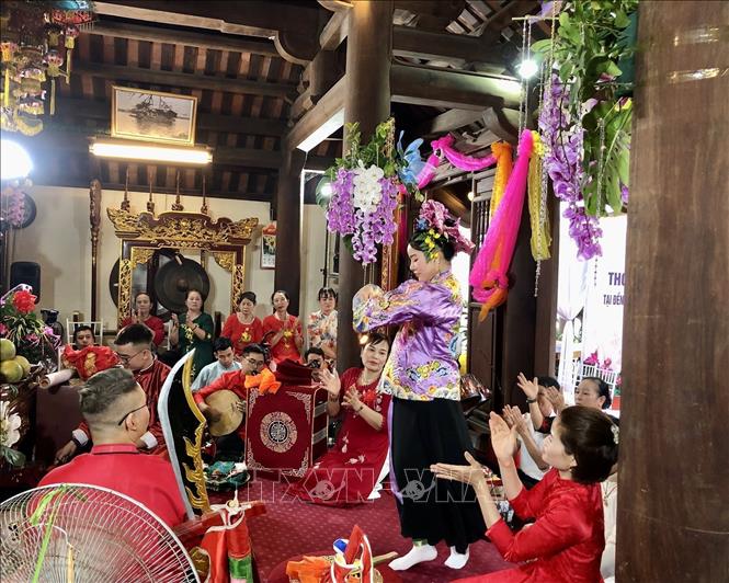 Thanh đồng trẻ Nguyễn Thị Thu Hiền (Long Biên, Hà Nội) thực hành tín ngưỡng thờ Mẫu đền Thủy Trung Tiên (Hà Nội). Ảnh: Phương Lan - TTXVN 
