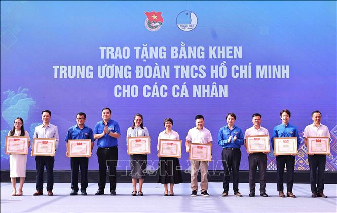 Phó Chủ tịch Thường trực kiêm Tổng Thư ký Hội Thầy thuốc trẻ Việt Nam Nguyễn Hữu Tú trao  Bằng khen của Trung ương đoàn cho 16 cá nhân có thành tích xuất sắc trong triển khai hành trình thầy thuốc trẻ làm theo lời Bác. Ảnh: Minh Đức – TTXVN