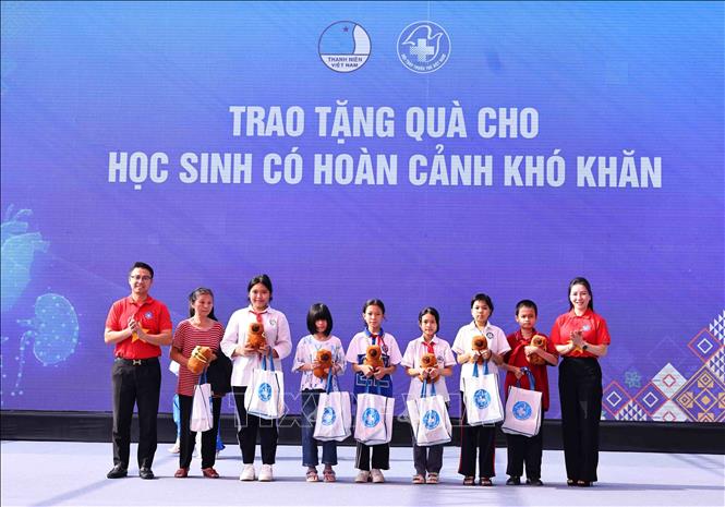Ban tổ chức trao quà cho thiếu nhi có hoàn cảnh khó khăn trên địa bàn quận Tây Hồ. Ảnh: Minh Đức – TTXVN
