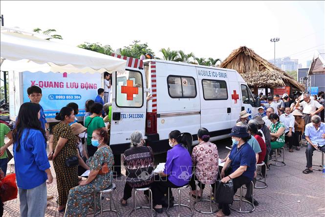 Các bác sĩ của Hội Thầy thuốc trẻ Việt Nam khám chữa bệnh miễn phí cho người dân thủ đô. Ảnh: Minh Đức – TTXVN