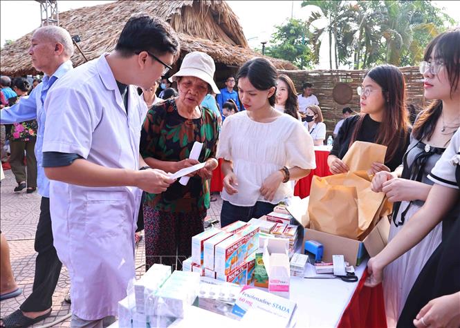 Cấp phát thuốc cho người dân tại chương trình. Ảnh: Minh Đức – TTXVN