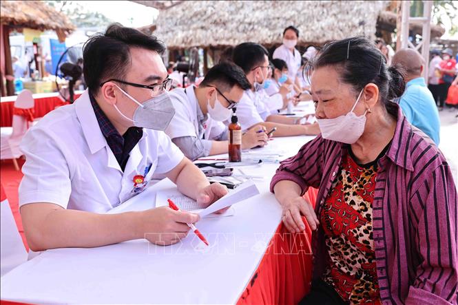 Các bác sĩ của Hội Thầy thuốc trẻ Việt Nam khám bệnh miễn phí cho người dân thủ đô. Ảnh: Minh Đức – TTXVN