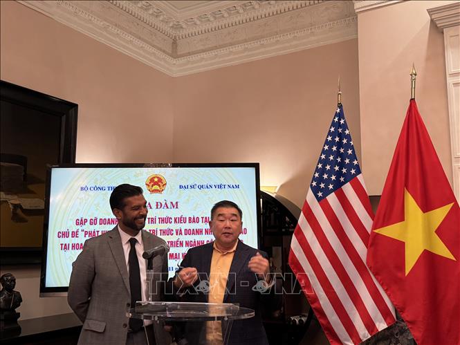 Doanh nhân Sean Lâm và Đối tác Mỹ phát biểu tại sự kiện. Ảnh: Kiều Trang - PV TTXVN tại Washington D.C, Mỹ