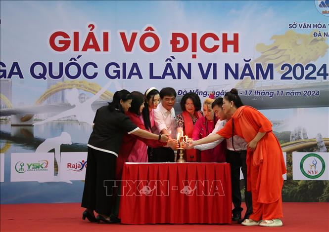 Đại biểu thực hiện nghi thức khai mạc Giải Vô địch Yoga quốc gia lần thứ VI. Ảnh: Trần Lê Lâm - TTXVN 