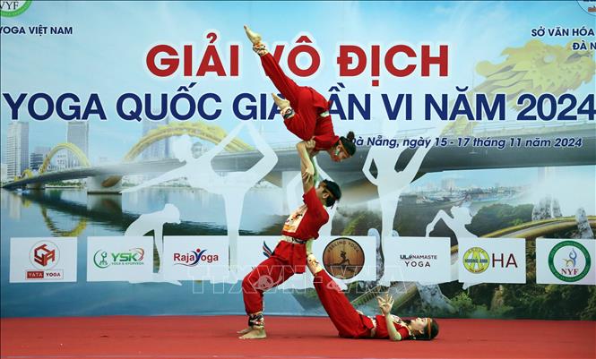 Các vận động viên tranh tài nội dung Yoga đồng đội. Ảnh: Trần Lê Lâm - TTXVN 