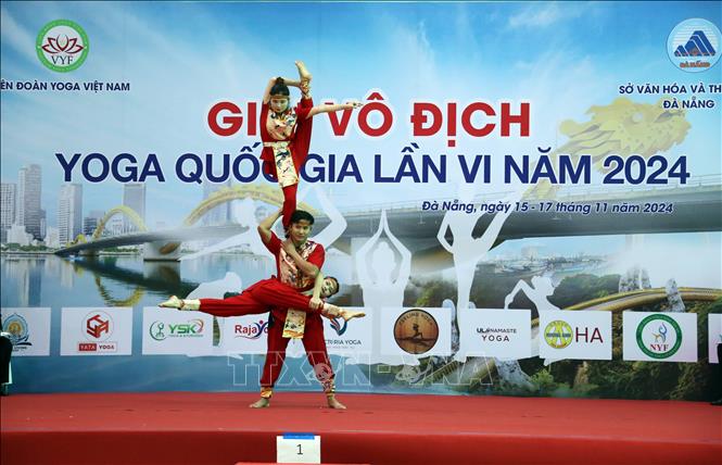 Các vận động viên tranh tài nội dung Yoga đồng đội. Ảnh: Trần Lê Lâm - TTXVN 