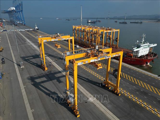 Lô 8 thiết bị cần cẩu giàn bánh lốp (RTG) đầu tiên đã được lắp đặt tại hai bến container số 3 và 4. Ảnh: TTXVN phát

