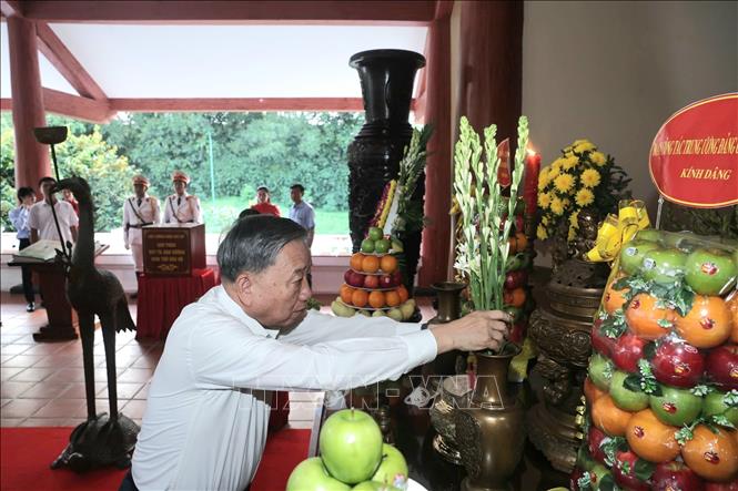 Tổng Bí thư Tô Lâm dâng hương tưởng niệm Chủ tịch Hồ Chí Minh. Ảnh: Thống Nhất – TTXVN