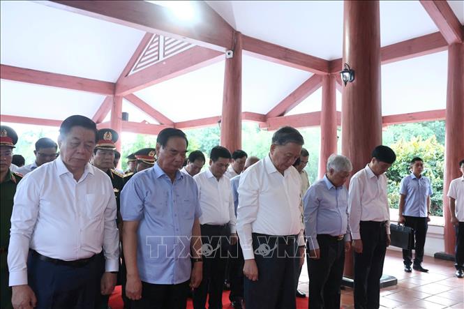 Tổng Bí thư Tô Lâm cùng các đại biểu thành kính tưởng niệm Chủ tịch Hồ Chí Minh. Ảnh: Thống Nhất – TTXVN