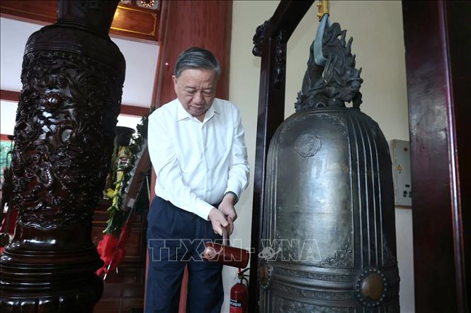 Tổng Bí thư Tô Lâm thỉnh chuông tưởng niệm Chủ tịch Hồ Chí Minh. Ảnh: Thống Nhất – TTXVN