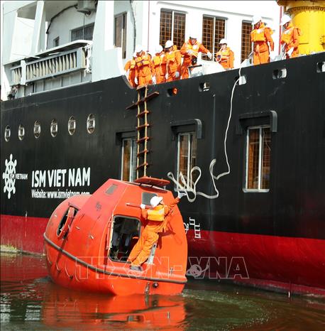 Sinh viên Trường Cao đẳng Hàng hải 1 (Hải Phòng) thực hành cứu hộ, cứu nạn trên biển. Những sinh viên này, sau khi ra trường đáp ứng một phần nhu cầu thiếu hụt nguôn nhân lực chất lượng cao của ngành Hàng hải Hải Phòng. Ảnh: Quốc Khánh - TTXVN