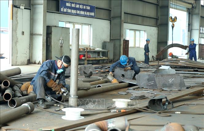 Công nhân đóng vỏ tàu biển có trọng tải lớn tại Nhà máy đóng tàu Thái Bình Dương. Ảnh: Quốc Khánh - TTXVN