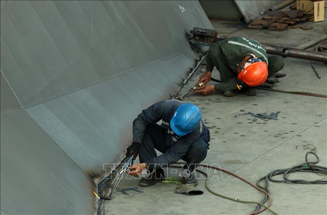 Công nhân đóng vỏ tàu biển có trọng tải lớn tại Nhà máy đóng tàu Thái Bình Dương. Ảnh: Quốc Khánh - TTXVN