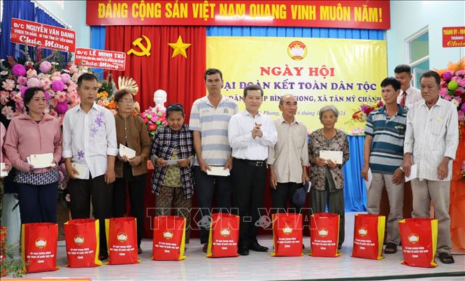 Đồng chí Lê Minh Trí tặng quà cho các hộ gia đình chính sách của xã Tân Mỹ Chánh, yhành phố Mỹ Tho. Ảnh: Hữu Chí - TTXVN