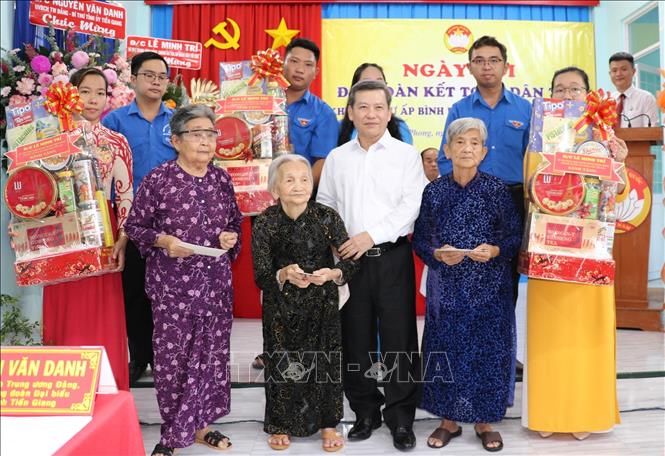 Đồng chí Lê Minh Trí tặng quà cho các Mẹ Việt Nam anh hùng của xã Tân Mỹ Chánh, thành phố Mỹ Tho. Ảnh: Hữu Chí - TTXVN