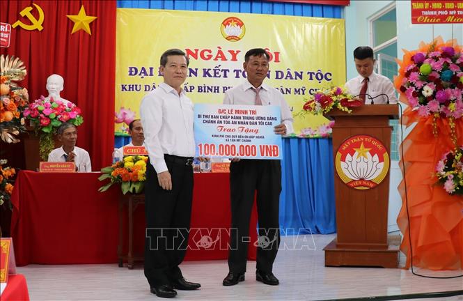 Đồng chí Lê Minh Trí tặng quà cho Quỹ Đền ơn đáp nghĩa của xã Tân Mỹ Chánh. Ảnh: Hữu Chí - TTXVN